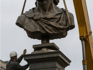 Установка бронзового бюста